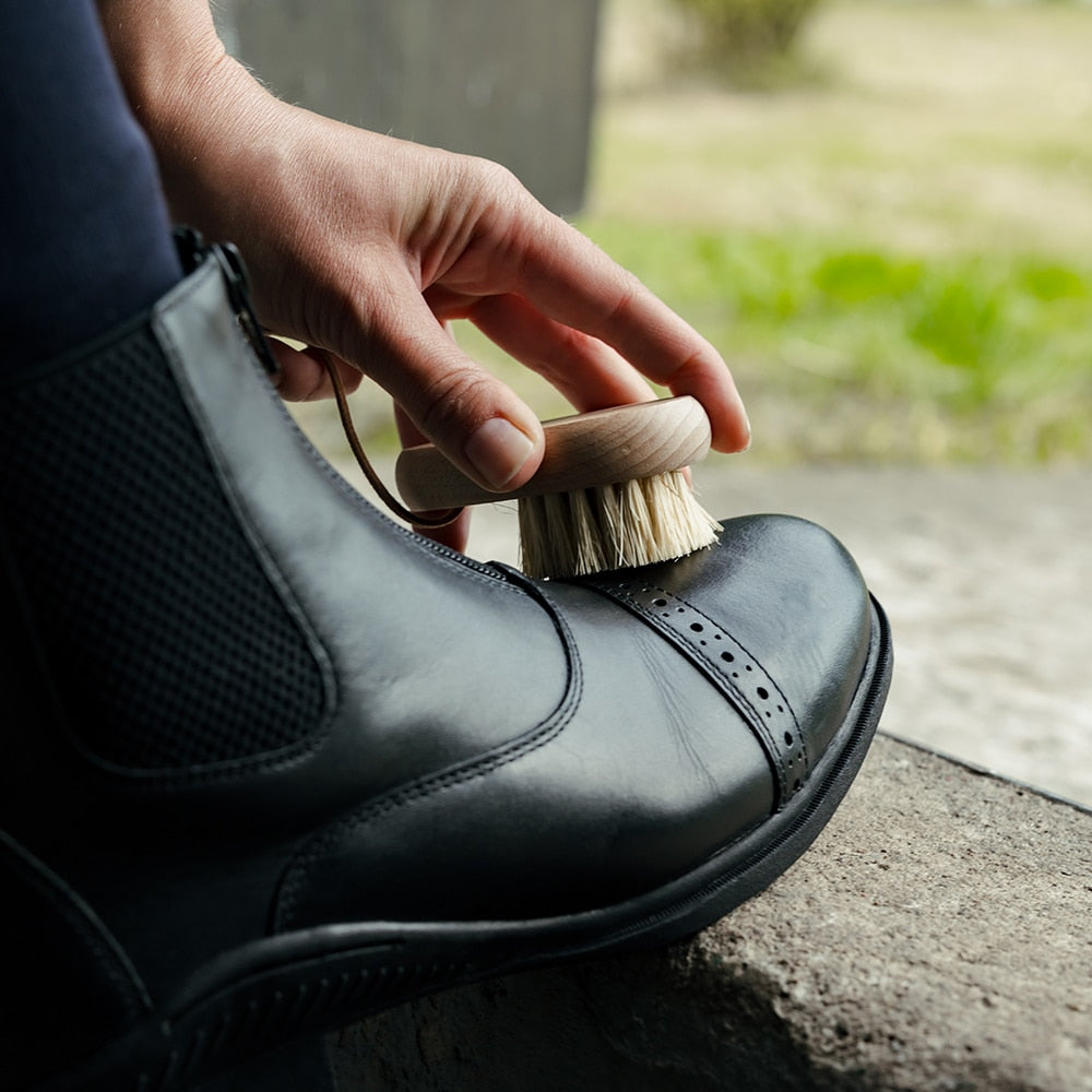 Borstiq Mini-brosse pour chaussures et sabots en Mex fiber avec poignée en cuir, nettoyage efficace, compacte