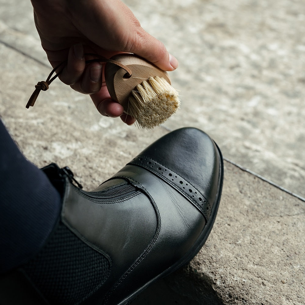 Borstiq Mini-brosse pour chaussures et sabots en Mex fiber avec poignée en cuir, nettoyage efficace, compacte