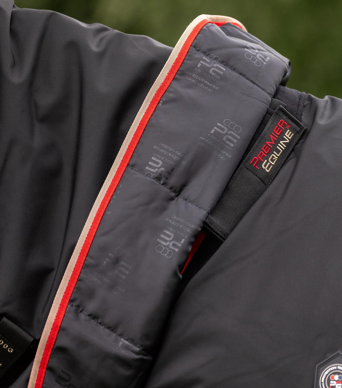 Buster 100g – couverture d’extérieur avec couvre-cou Snug-Fit
