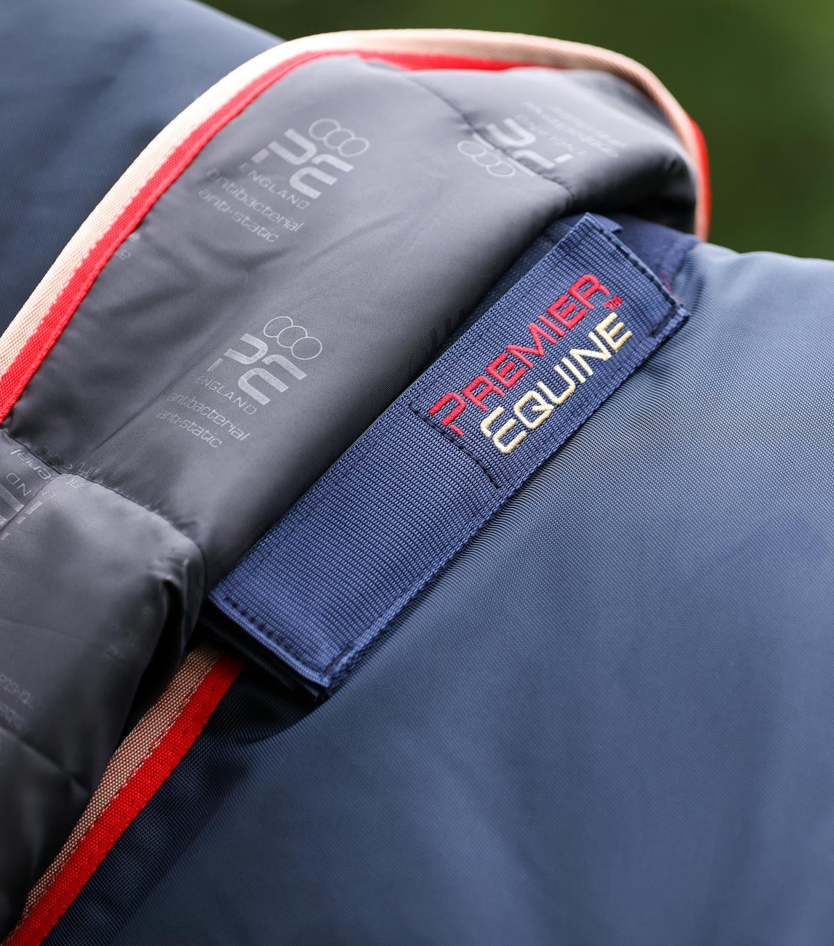 Buster 100g – couverture d’extérieur avec couvre-cou Snug-Fit