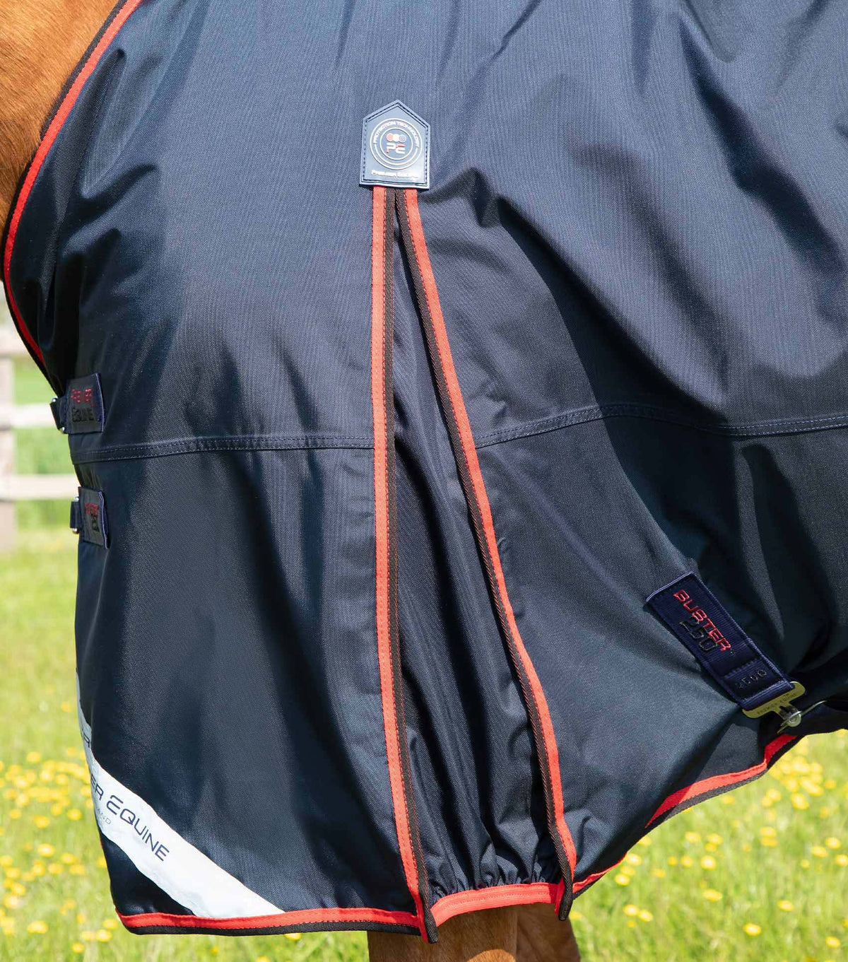 Buster 250g – couverture d’extérieur avec couvre-cou classique