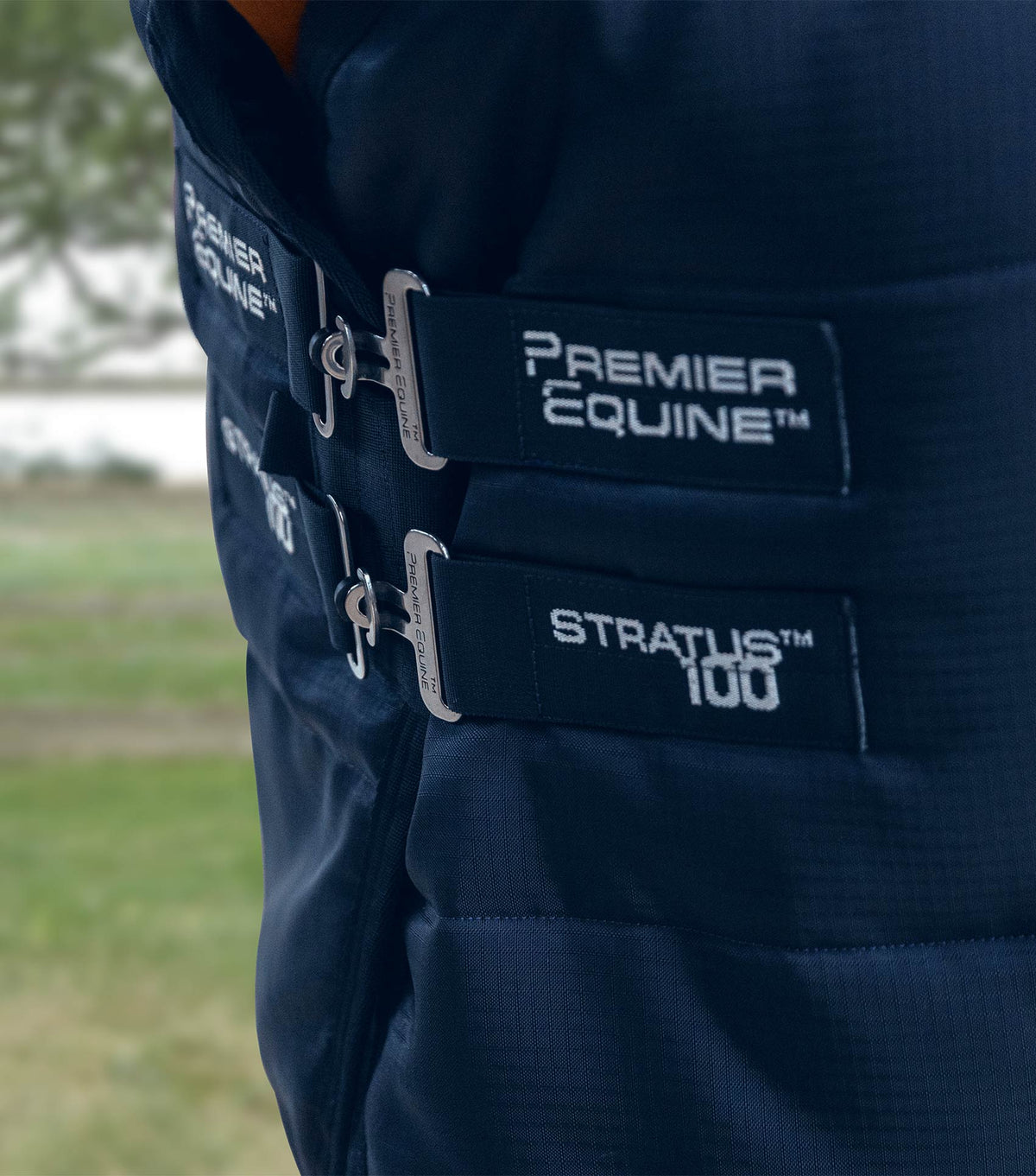 Stratus couverture d’écurie 100g avec Neck Cover