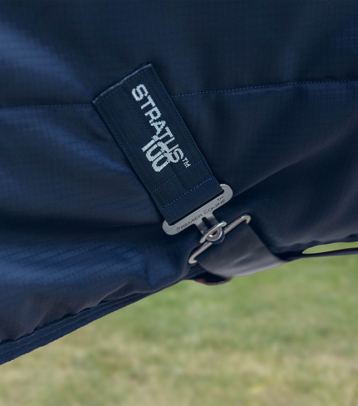 Stratus couverture d’écurie 100g avec Neck Cover