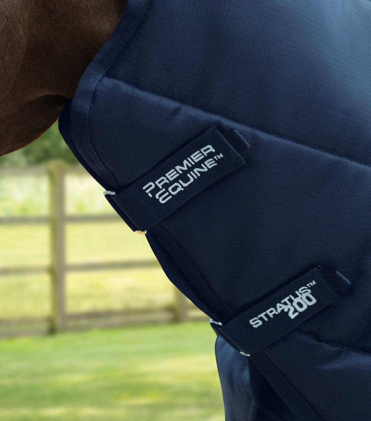 Stratus couverture d’écurie 200g avec Neck Cover